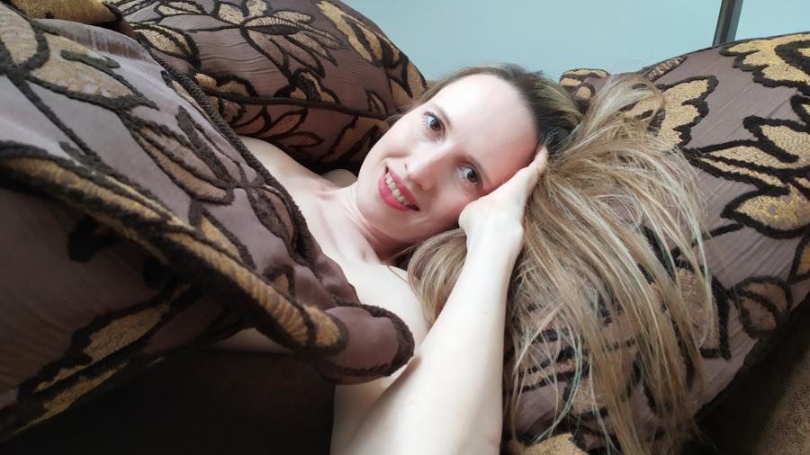 Schön bequem nackt auf den Kissen