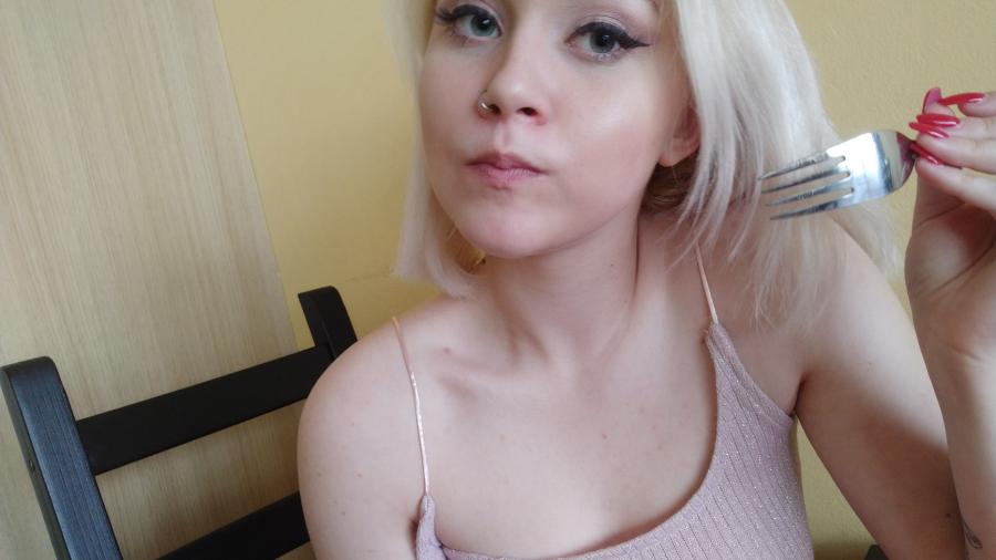 UNTERM TISCH!! DAS MAL IN EINER KNEIPE???