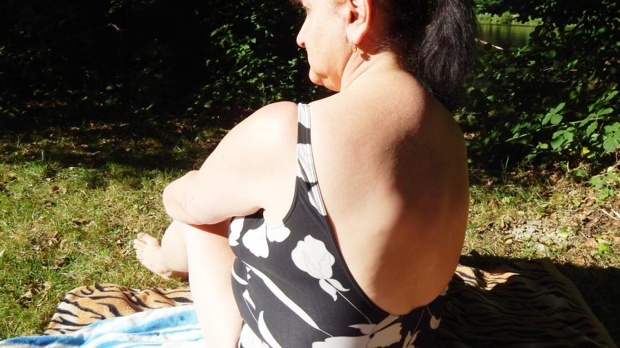 Mit Badeanzug am See