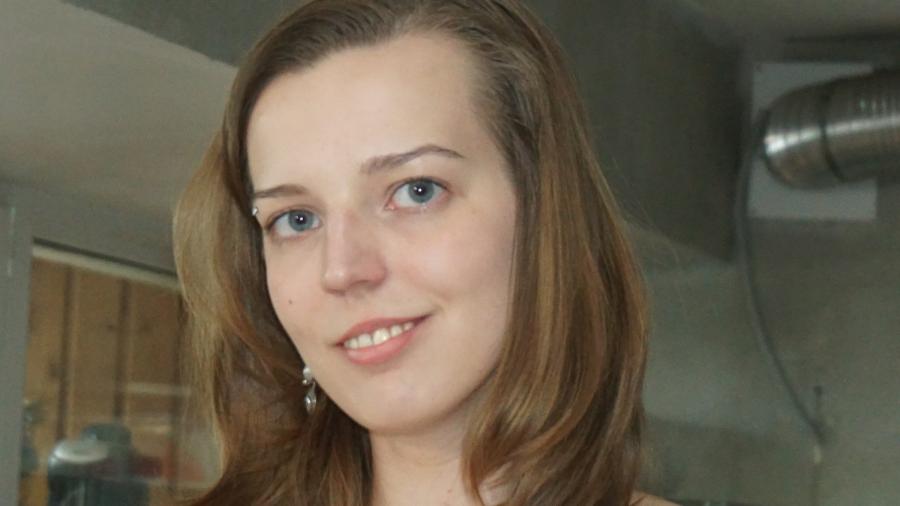 Splitternackt auf der Küchentheke, bin so geil