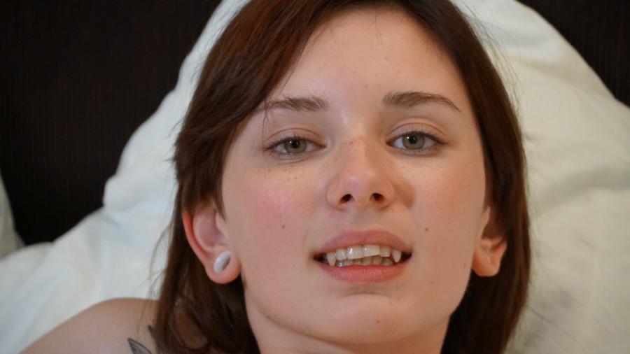 Oh lala... wer angezogen im bett liegt, ist doch selbst schuld