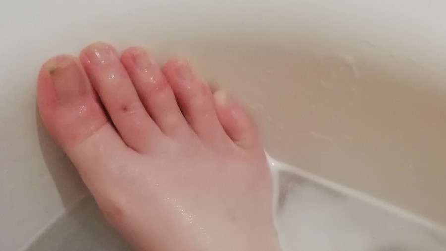 FÜßE BEIM BADEN :)