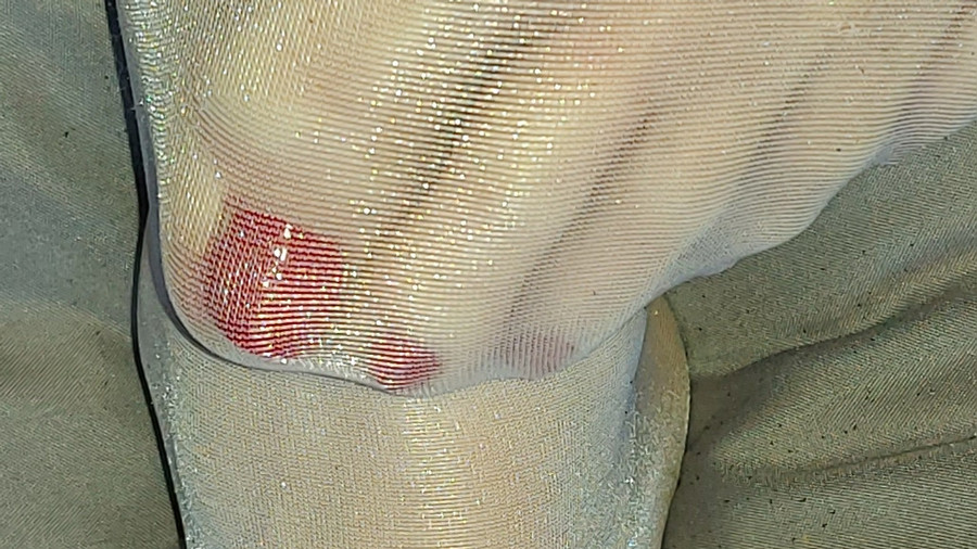 Meine Füsse und Beine in weißen und naturfarbenen Nylons