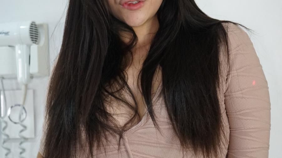 Stück für Stück entferne ich meine kleidung von meinem körpe