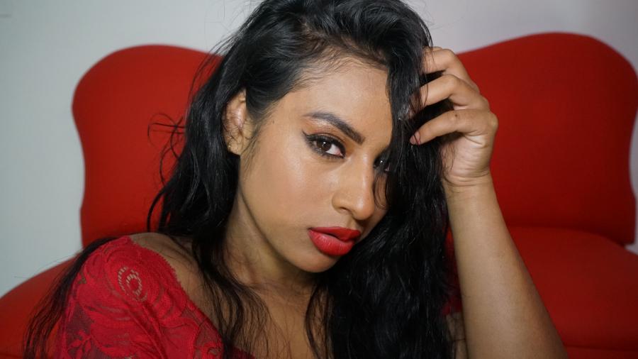 Schwarze Nylons auf rotem Sessel