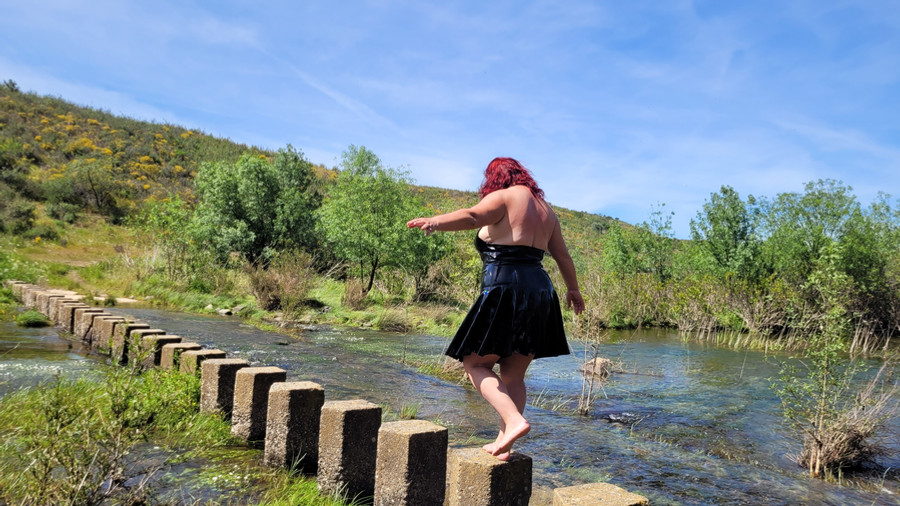 Flussspaziergang im Latexkleid