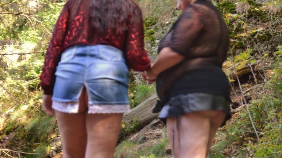 2 L***en auf dem Waldweg 2