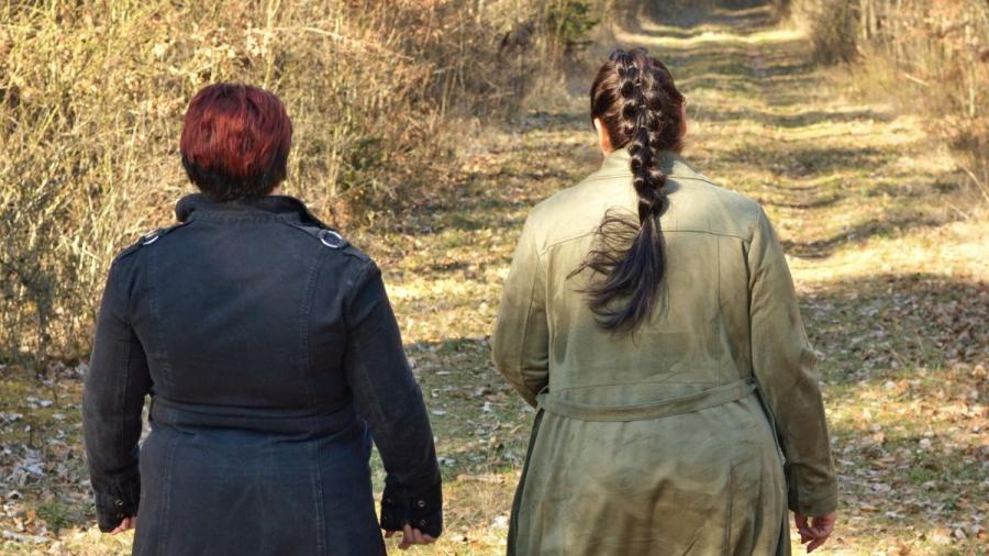 2 L***en - erotischer Spaziergang im Frühling 1