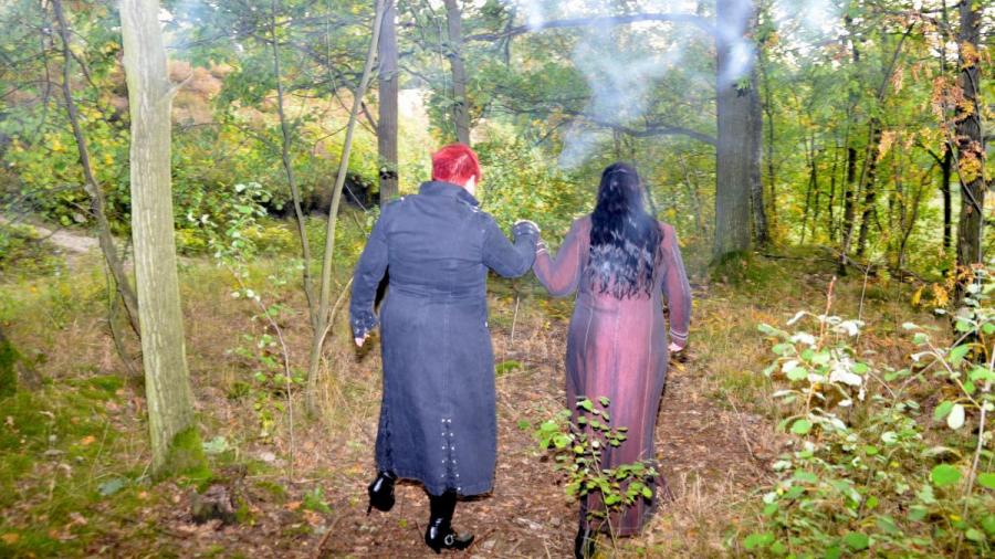 sexy L***en im Wald 1