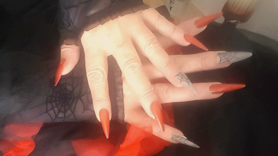 ICH FAHRE DIE KRALLEN AUS .... HALLOWEEN