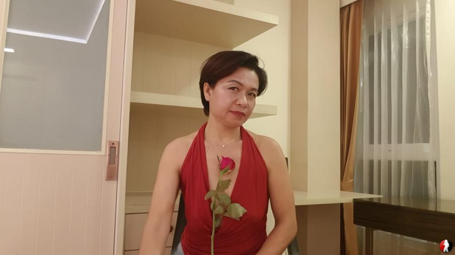 rose and h***y lips....