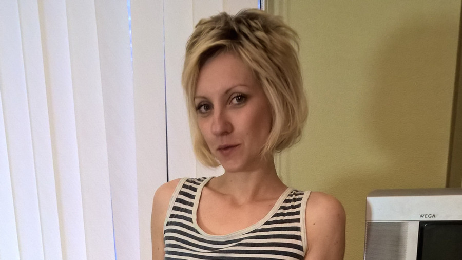 Ich bin verspielt in meinem Apartment