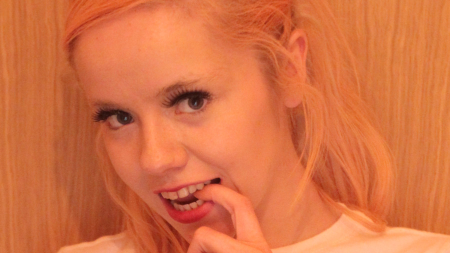 Blonde, heiße Frau für dich