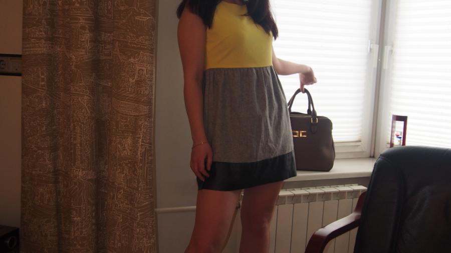 Winzige, schlüpfrige rote Unterwäsche.