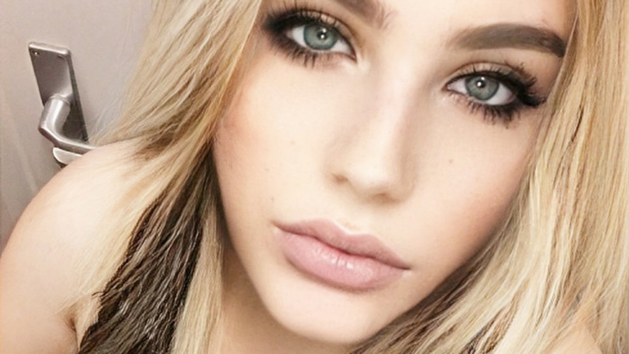 Schwarzes Kleid und t****n