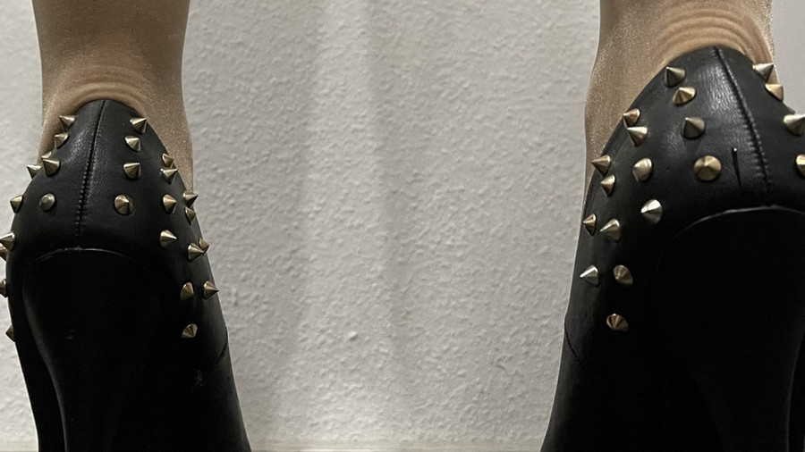 Sexy Beine in Nylon und High Heels