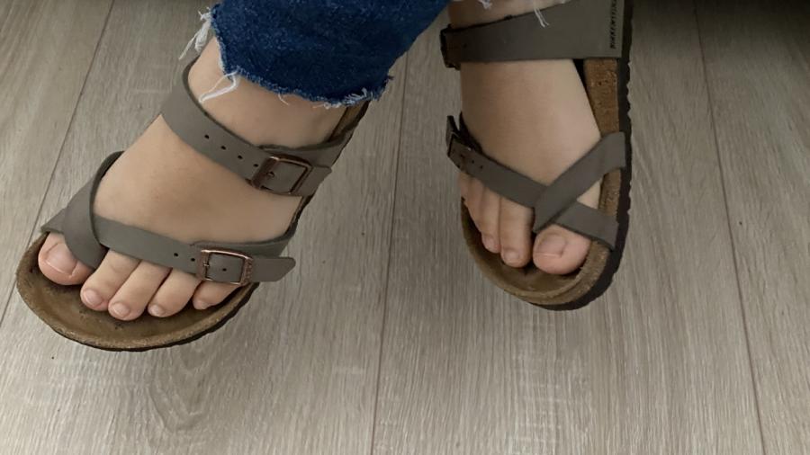 Lena zeigt sich in Birkenstock-Outfits
