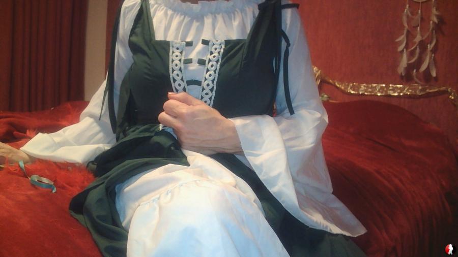 im mittelalterlichen Kleid und nichts weiter drunter