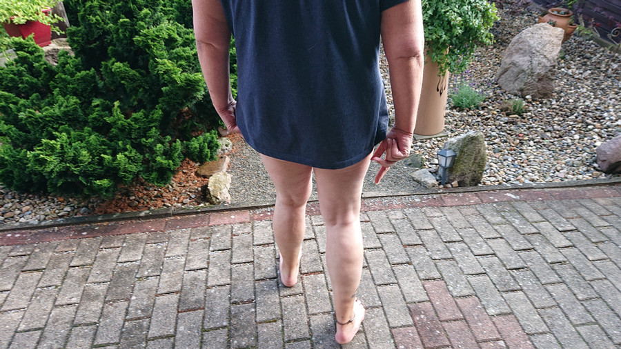 Unten Ohne Slip im Vorgarten