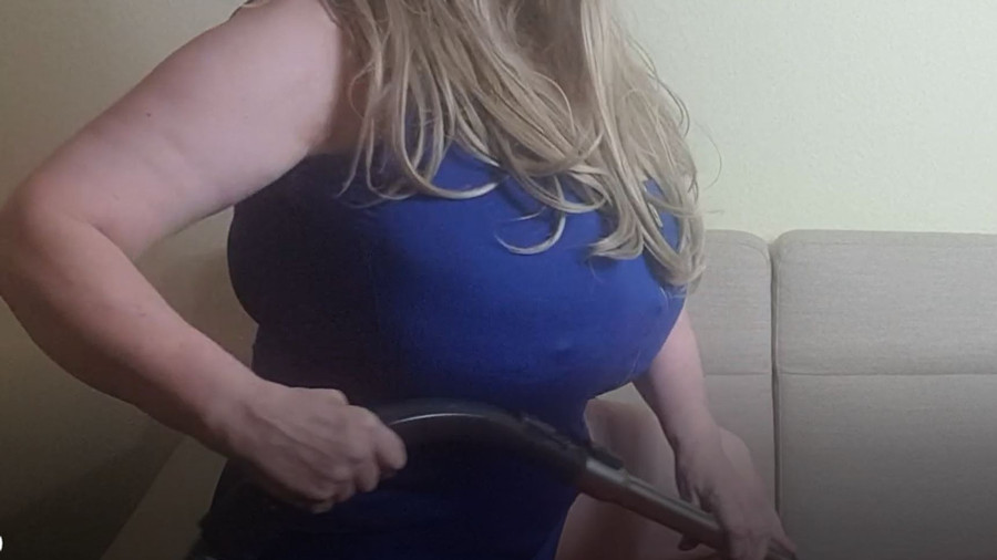 Susi saugt mit großen Möpsen