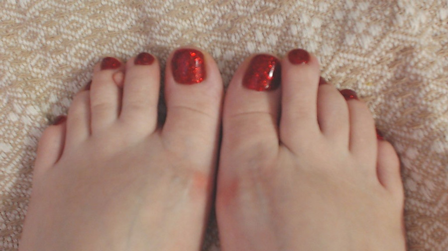 Meine l**kbaren Zehen und Füße. Meine T****n und meine M***hi.