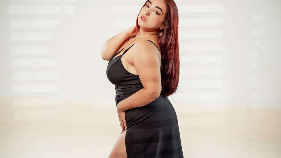 Ich bin schöner als je zuvor. Junge lateinamerikanische Frau mit großen B***ten