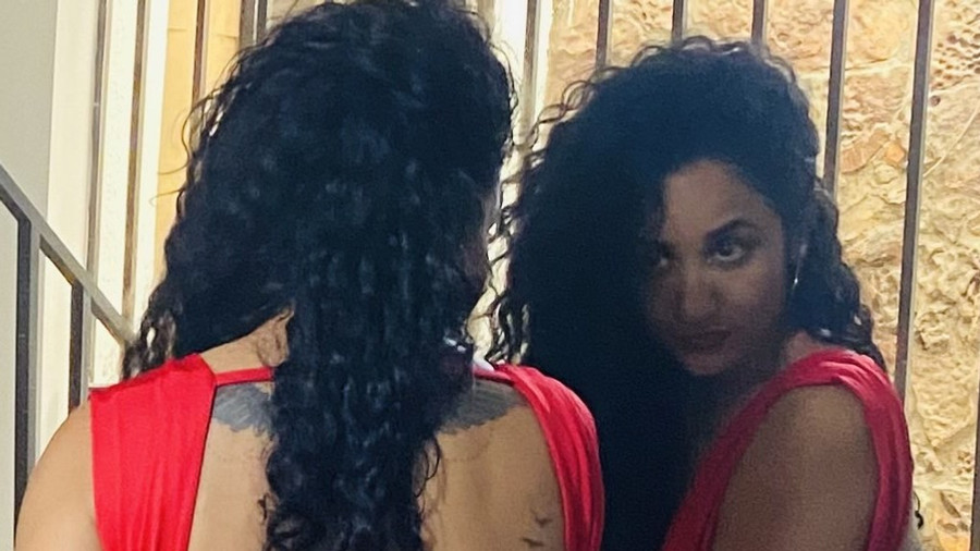 Alaska, in Rot wie eine Rose gekleidet