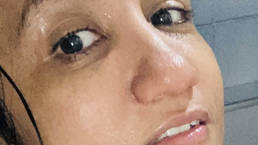 eine köstliche Dusche nehmen