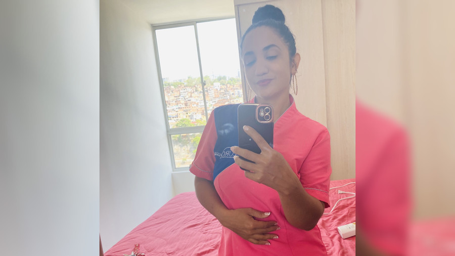 gekleidet wie ein süßes Schulmädchen