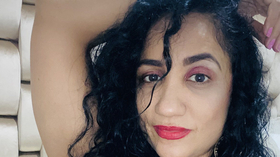 wie eine Society-Lady gekleidet