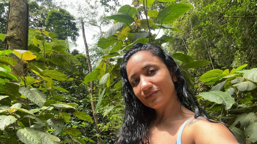 Ich bade in einem Wasserfall