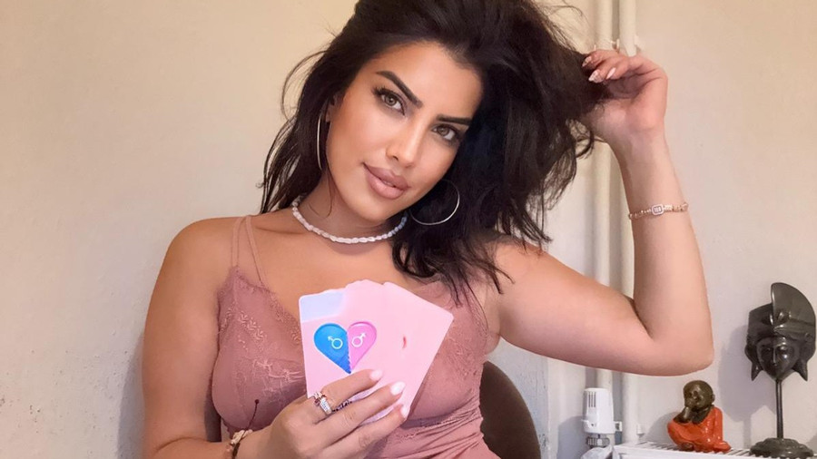 The cards tell me a hot sow ahead, let's do it together