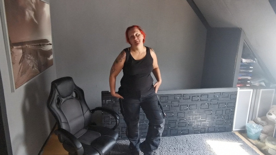 Strippen aus den Arbeitsklamotten. T****n A***h und Mumu zeigen