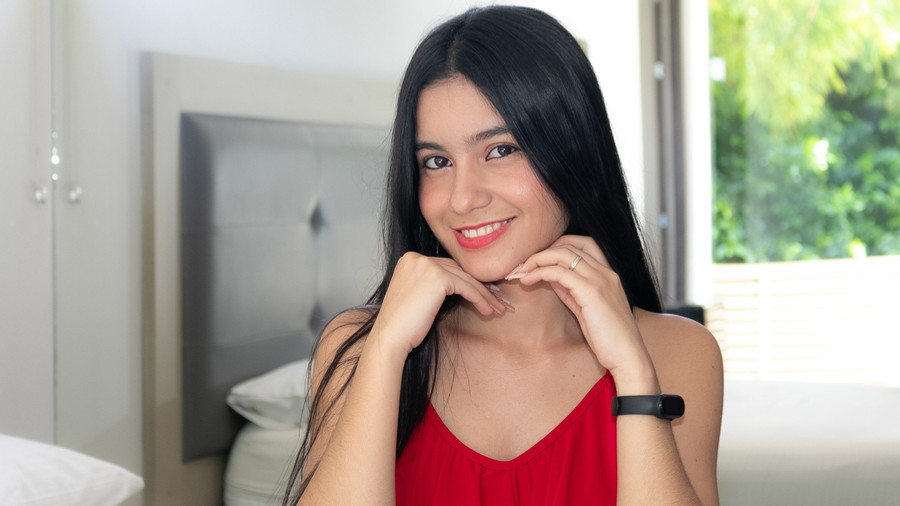 Schülerin, die ein wenig posiert