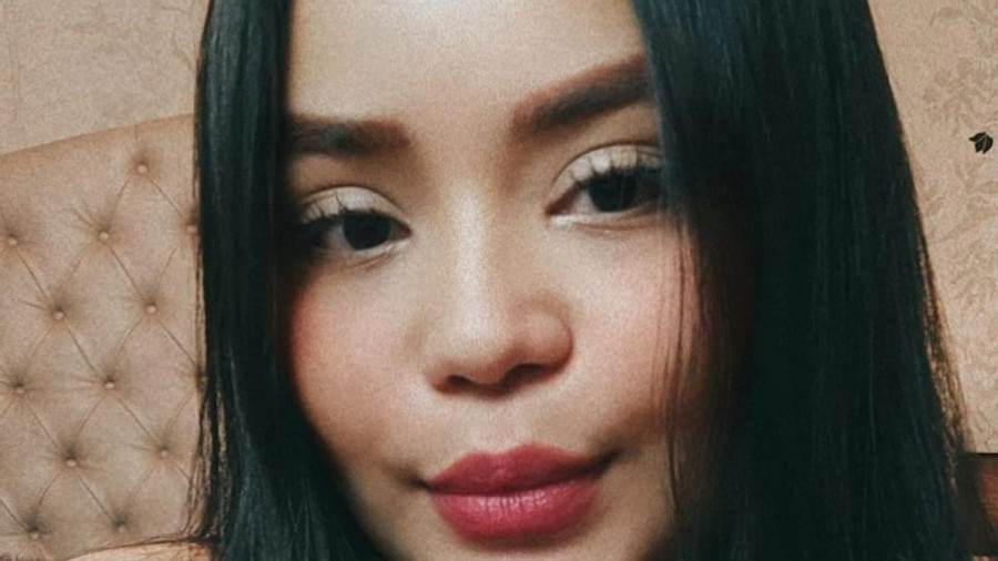 Schöne lateinamerikanische Frau mit langen Haaren möchte etwas gestehen