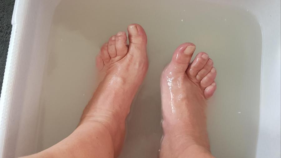 B***t mit Dessou und Füße