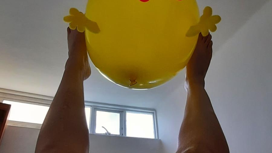 Mit meinem Anime-Ballon spielen /