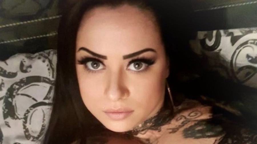 Erotische und ganz in schwarz, das ist ein Blick wert oder?