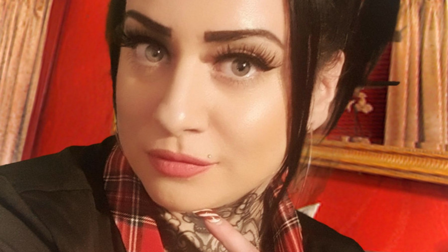 Freches Schulmädchen