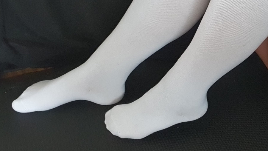 Weiße oder schwarze Söckchen