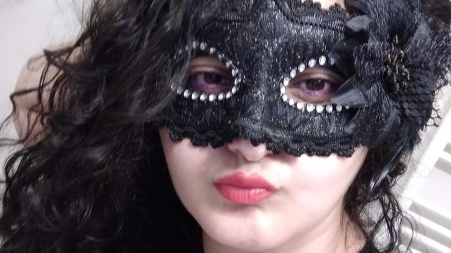 Die Frau hinter der schwarzen Maske