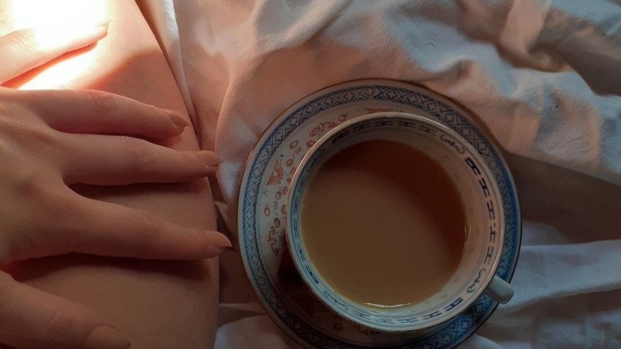 im Bett und im Badezimmer