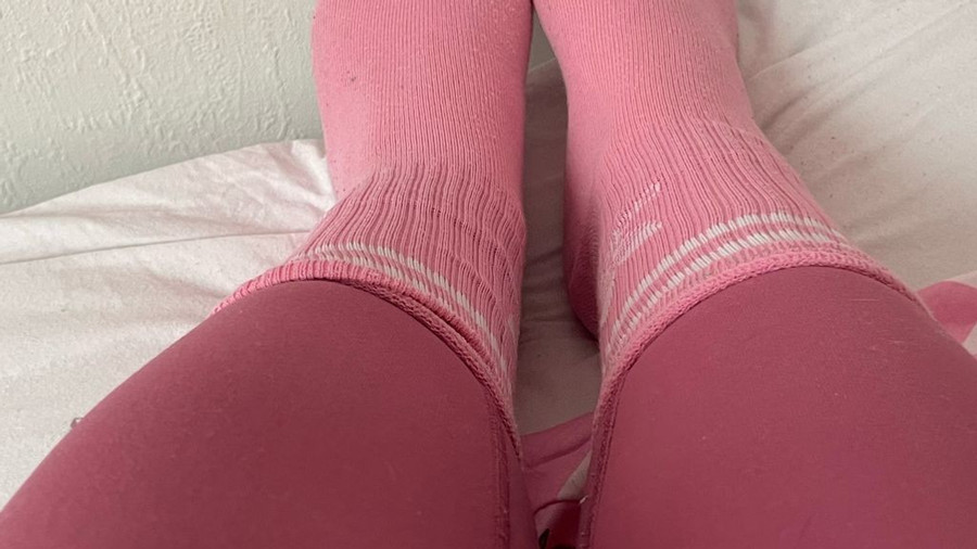 Adidas Sneaker Socken, Leggings und T****n was will man mehr ?