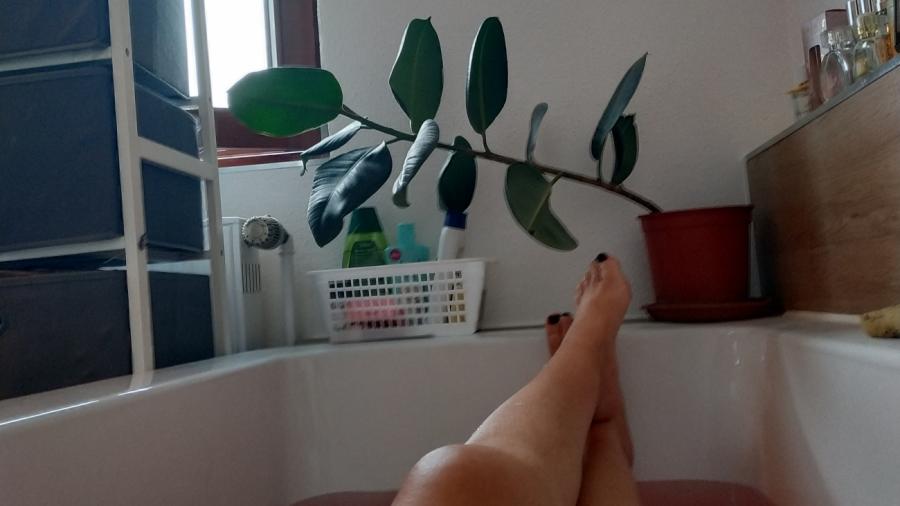 Nude, Toilet, Weisse S***mbehaarung, T****n, Füße, High Heels