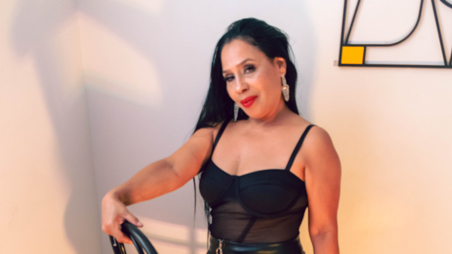 Findest du, dass ich in Schwarz sexy aussehe?