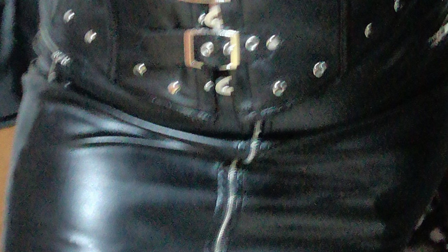 Sexy Leder, heiße Kurven