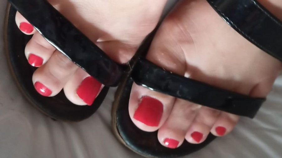 Meine Füße in Sandalen mit Fußkettchen