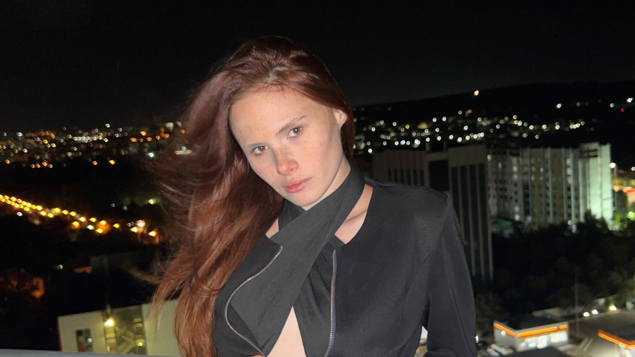 Achtung: Schwarzes Outfit, könnte für einige zu Sexy sein