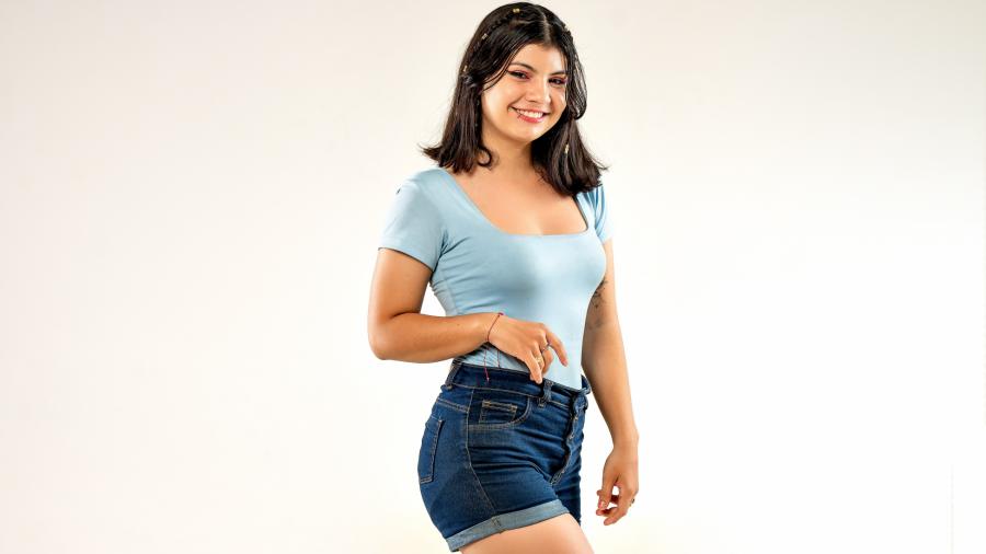 Schönes Mädchen, wartet darauf, böse zu sein