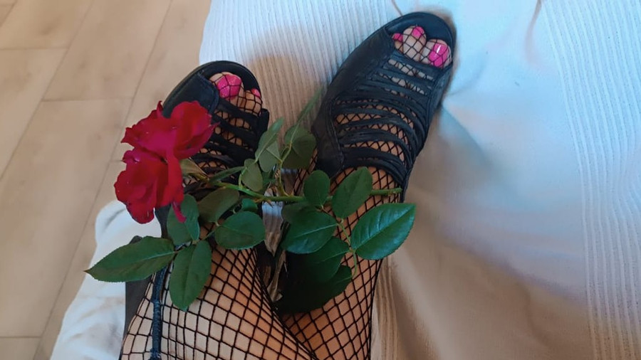 Meine Füsse in Netzstrümpfen, Highheels und nackt